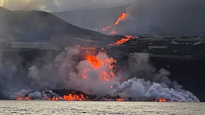 Naujausia video medziaga besiverzianti ugnikalnio lava nakti pasieke jura 2