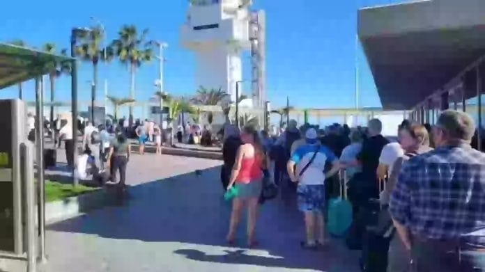 Tenerifes pietiniame oro uoste sirdies smugi patyrusio turisto bukle kritine
