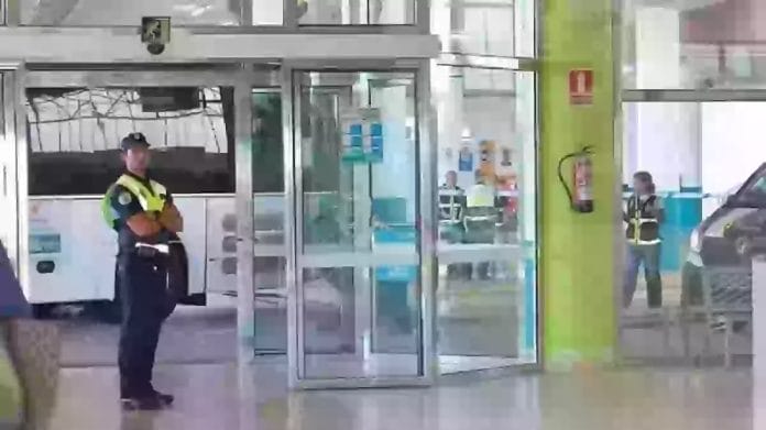 Puerto del Rosario stotyje autobusui partrenkus moteri ji mire