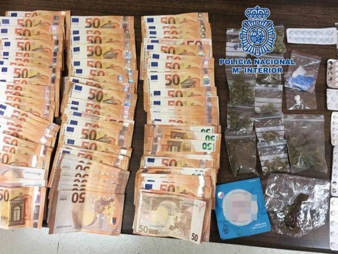 Nacionaline policija Playa America Tenerifeje sulaike 23 metu airi, kaltinama narkotiku prekyba.