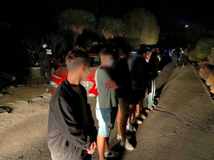 Tenerifes policija nutrauke 40 besilinksminanciu jaunuolii vakareli parke