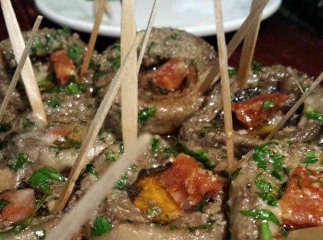 10 geriausiu ispanisku tapas Champinones rellenos (idaryti pievagrybiai)