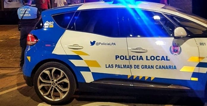Nacionalinė policija sulaikė du 27-erių ir 29-erių metų vyrus Las Palmas de Gran Kanarijoje, už įsilaužimą į namą ir ketinimą jį apiplėšti. Atvykę į įvykio vietą pareigūną rado jaunuolius pasislėpusius rūbų spintoje. Incidentas įvyko po to, kai suveikė namo, esančio Las Mesas rajone, Gran Kanarijos sostinėje signalizacija ir policijos pareigūnai išskubėjo į įvykio vietą. Įvykio vietoje policininkai pastebėjo išlaužtus garažo vartus. Policininkams įžengus į namo vidų, paaiškėjo, kad įvyko įsilaužimas - visur tvyrojo netvarka, stalčiai buvo ištraukti, spintelės atidarytos, išstumdyti baldai. Atidžiau apžiūrėję įvykio vietą policininkai nustebo, nes rado plėšikus, pasislėpusius spintoje, šeimininkų miegamajame. Vyrų asmenybės buvo identifikuotos, jie prisipažino, įsilaužę ir plėšę namus. Pareigūnai suėmė įtariamuosius ir per patikrą rado atsuktuvą, kurio pagalba ir buvo pažeisti garažo vartai. Tyrimo eigoje buvo nustatyta, kad vyrai jau buvo patekę į pareigūnų akiratį. Sulaikytieji perduoti teisminei institucijai.