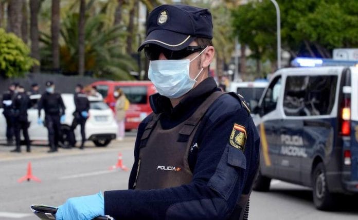 Tenerife Ne tarnybos metu Nacionalines policijos pareigunas sulaiko vyra, kuris Santa Cruz mieste is kito zmogaus pavoge kuprine