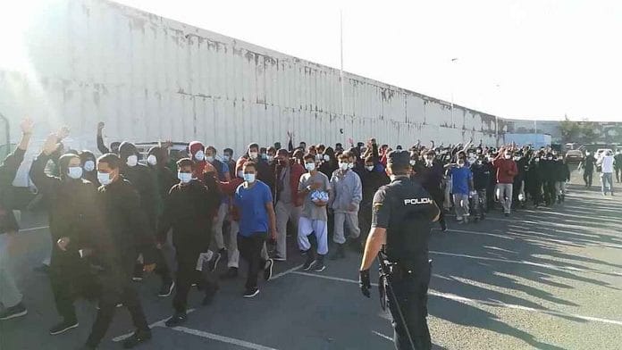 Policija isleidzia daugiau nei 200 imigrantu is prieplaukos Gran Kanarijoje be vidaus reikalu ministerijos leidimo