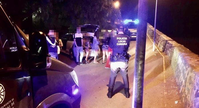 Policija sulaike grupe zmoniu, vartojanciu alkoholinius gerimus viename is La Lagunos parke