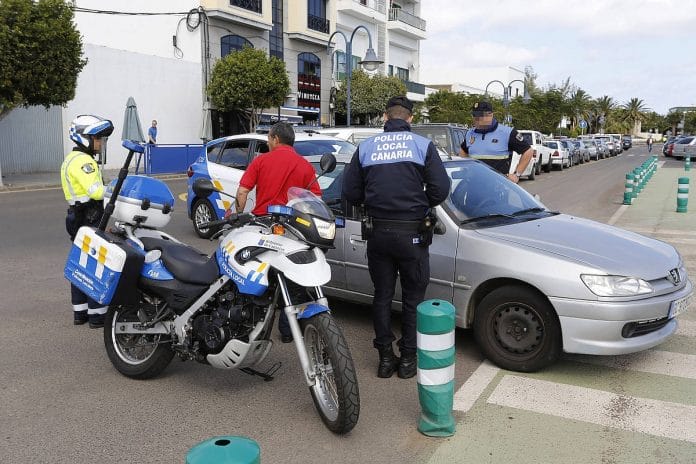 Tenerife Policijos pareigunai praeita savaite skyre dvigubai daugiau baudu nei ankstesniaja - 271. Dauguma baudu uz kaukiu nedevejima.