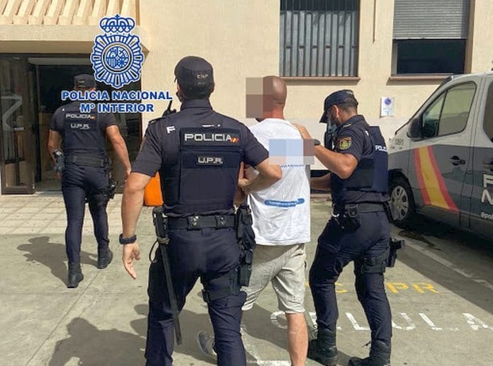 Tenerifeje sulaikyta pora, apsimetinejusi policijos pareigunais