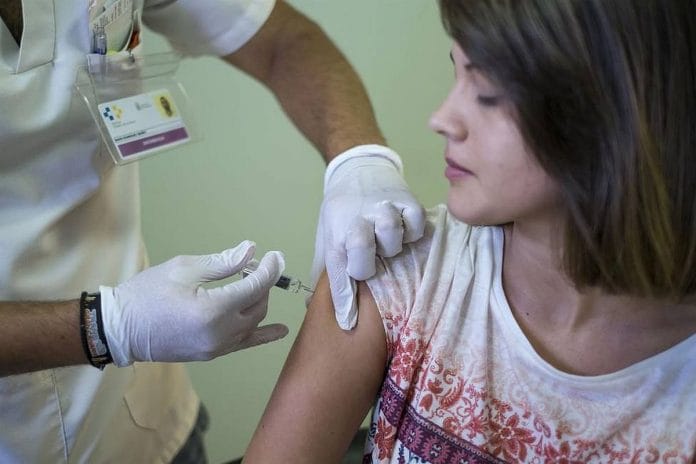Tenerife bus pirma Kanaru salose kur si sekmadieni prasides vakcinacija nuo COVID-19