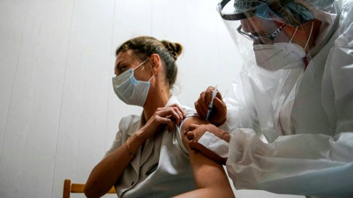 Ispanija ivardijo dazniausiai pasitaikancius Covid-19 vakcinos salutinius poveikius
