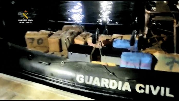 Guardia civil sulaike greitaeigi kateri, kuriame buvo daugiau kaip 1 000 kilogramu hasiso(1)