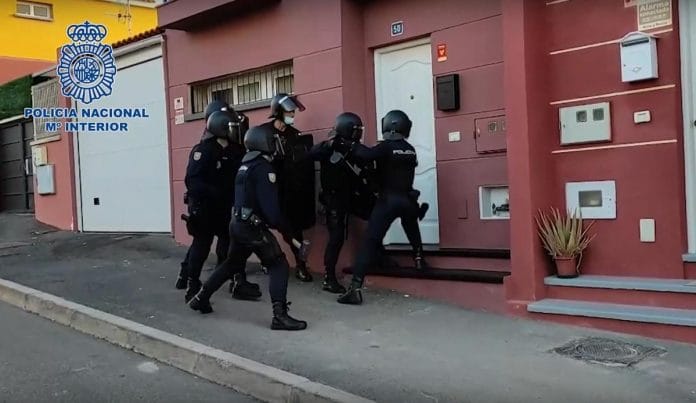 Tenerifeje sulaikyti 20 asmenu, itariamu prekyba zmonemis ir narkotiku kontrabanda