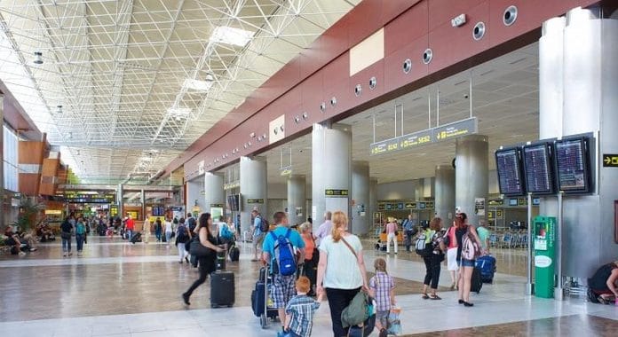 Oro liniju bendroves praso, kad paskiepyti turistai galetu ivaziuoti i Ispanija be covid-19 testu