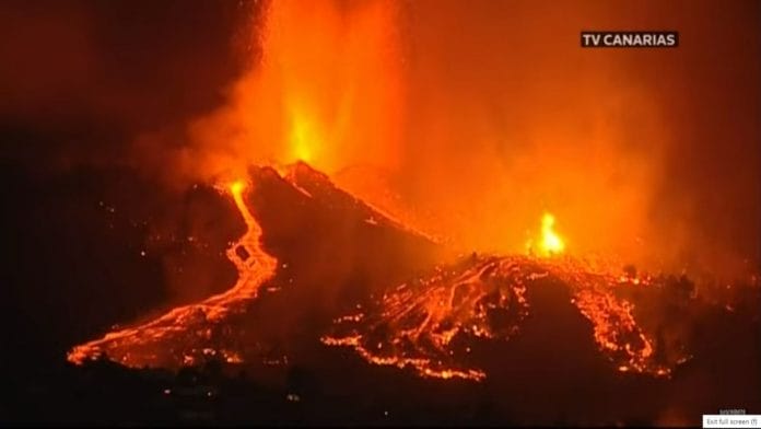 La Palma saloje prasidejo ugnikalnio issiverzimas