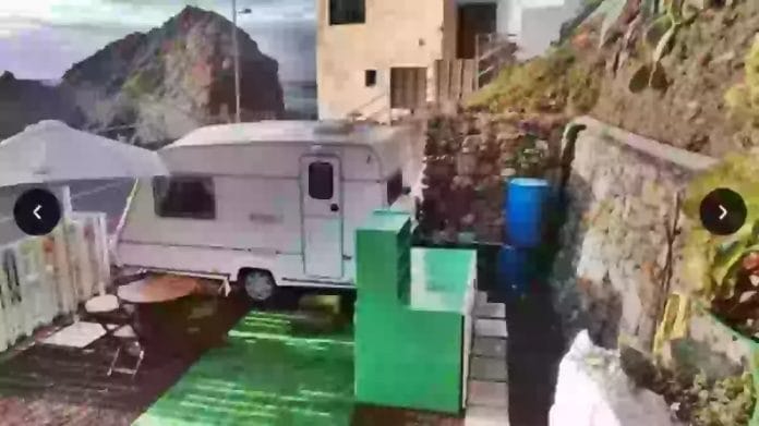 Studio offered for rent at 400 euros per month is a caravan by the side of the road