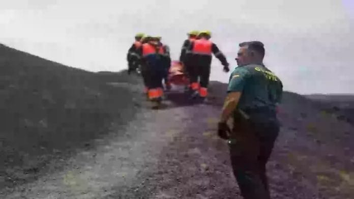 Vienas zmogus zuvo ir vienas buvo sunkiai suzeistas kai automobilis nusirito nuo uolos Tinajo mieste