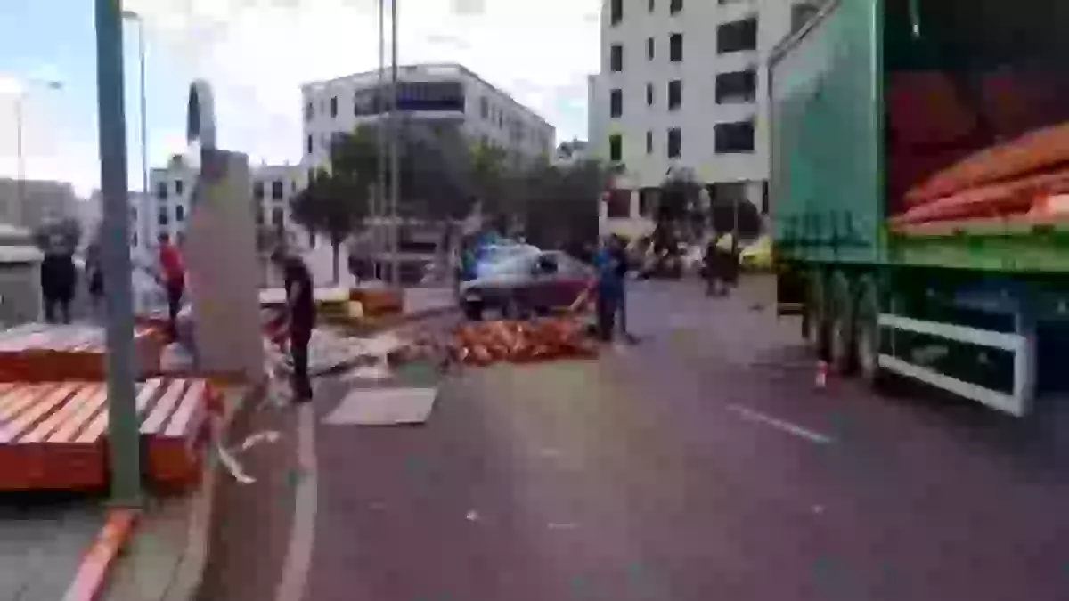 Las Palmaso mieste sunkvezimio vairuotojas krovini nuverte po to kai vairuotojas ji pritvirtino lipnia juosta