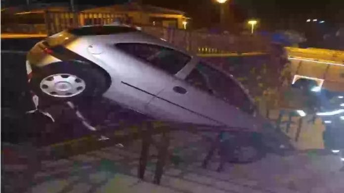 Neiprastas nelaimingas atsitikimas Tenerifeje automobilis nukrito nuo laiptu