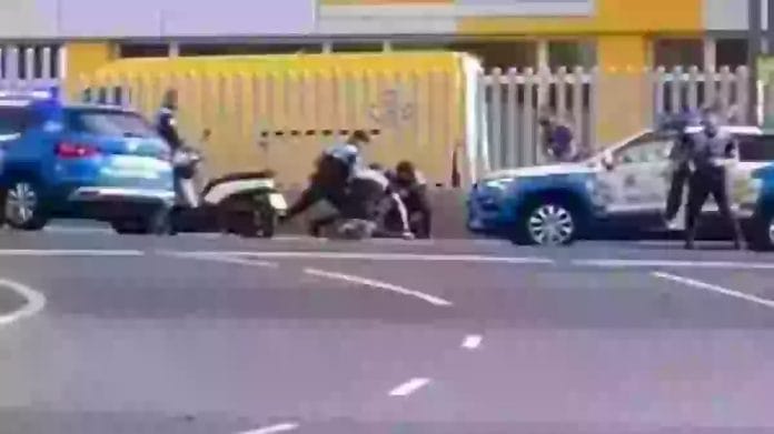 Penki policijos automobiliai persekioja vairuotoja Las Palmo gatvemis
