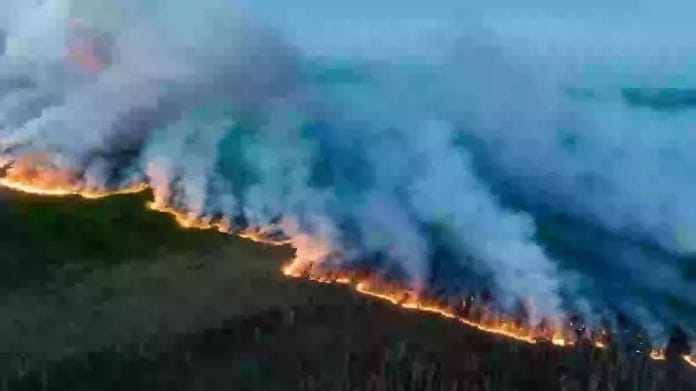 Si ketvirtadieni Kanados gaisru sukeltu dumu debesis praslinks virs Kanaru salu 1