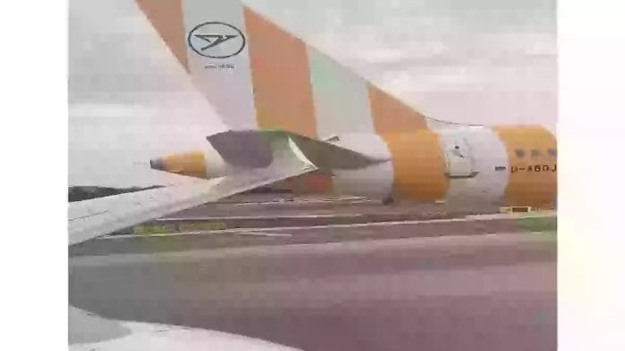 Palmos oro uoste susidure du lektuvai su poilsiautojais