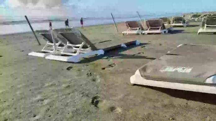 Playa del Ingles papludimyje smelis toliau uzpusto gultus